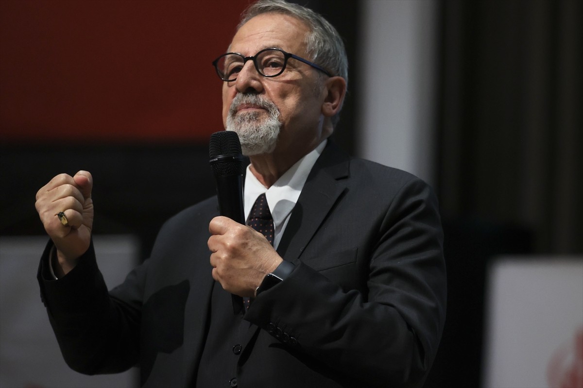 Yer bilimci Prof. Dr. Naci Görür, Kayseri'de Mimarlar ve Mühendisler Grubu tarafından Erciyes...