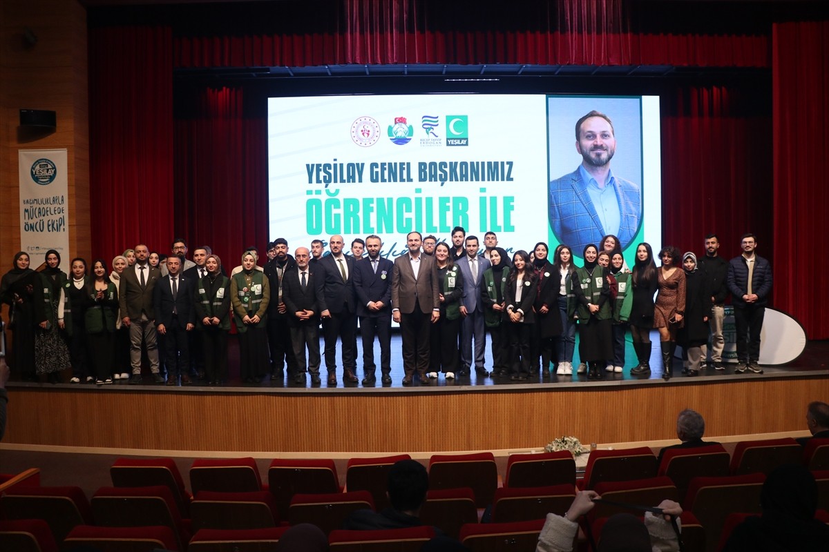 Yeşilay Genel Başkanı Mehmet Dinç, Recep Tayyip Erdoğan Üniversitesi Konferans Salonu'nda...