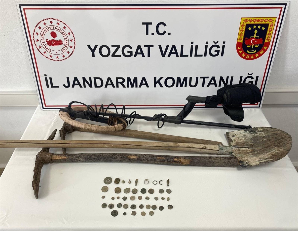 Yozgat'ın Çekerek ilçesinde izinsiz kazı yaparken yakalanan 2 şüphelinin evinde tarihi eser olduğu...