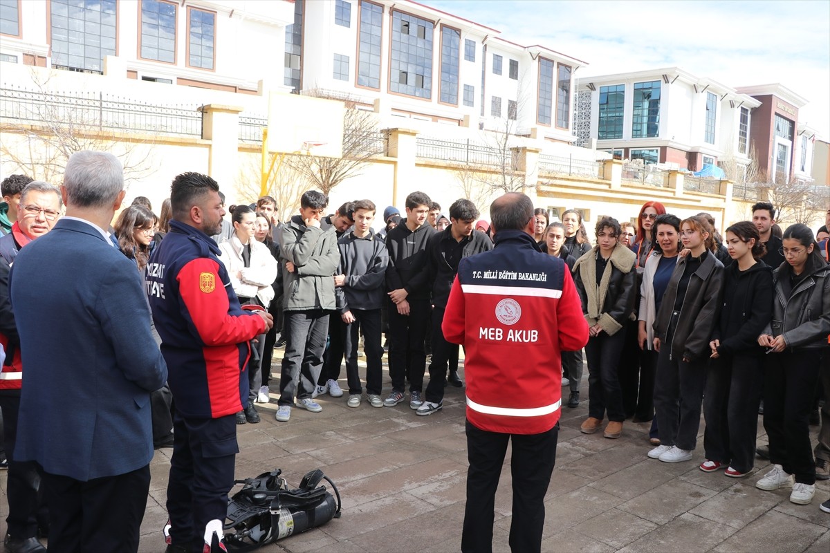 Yozgat'ta, 1-7 Mart Deprem Haftası kapsamında lise öğrencilerine yönelik deprem ve tahliye...