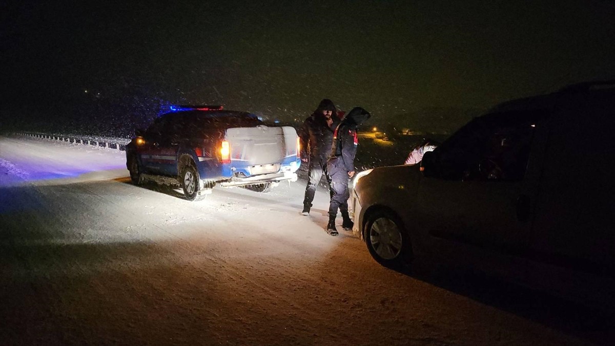 Yozgat'ta kar ve tipi nedeniyle yolda kalan sürücüleri jandarma ekipleri kurtardı.