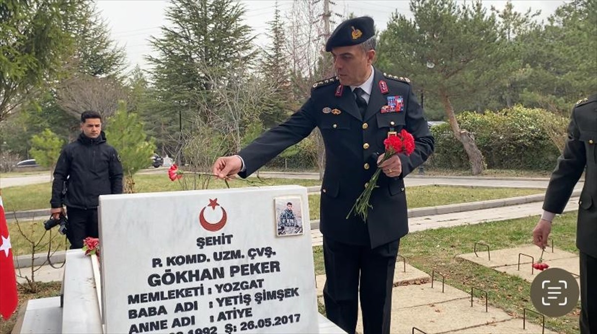 Yozgat'ta, Ramazan Bayramı arifesi dolayısıyla şehitlikte program düzenlendi. Yozgat Şehitliği'nde...