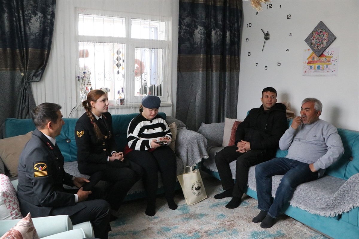 Yozgat İl Jandarma Komutanlığı ekipleri, 21 Mart Dünya Down Sendromu Farkındalık Günü kapsamında...