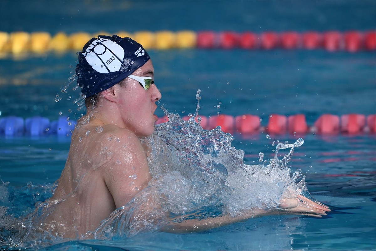 Yüzmede Uluslararası 6. Edirne Kupası yarışları başladı. Edirne Olimpik Yüzme Havuzu'ndaki...
