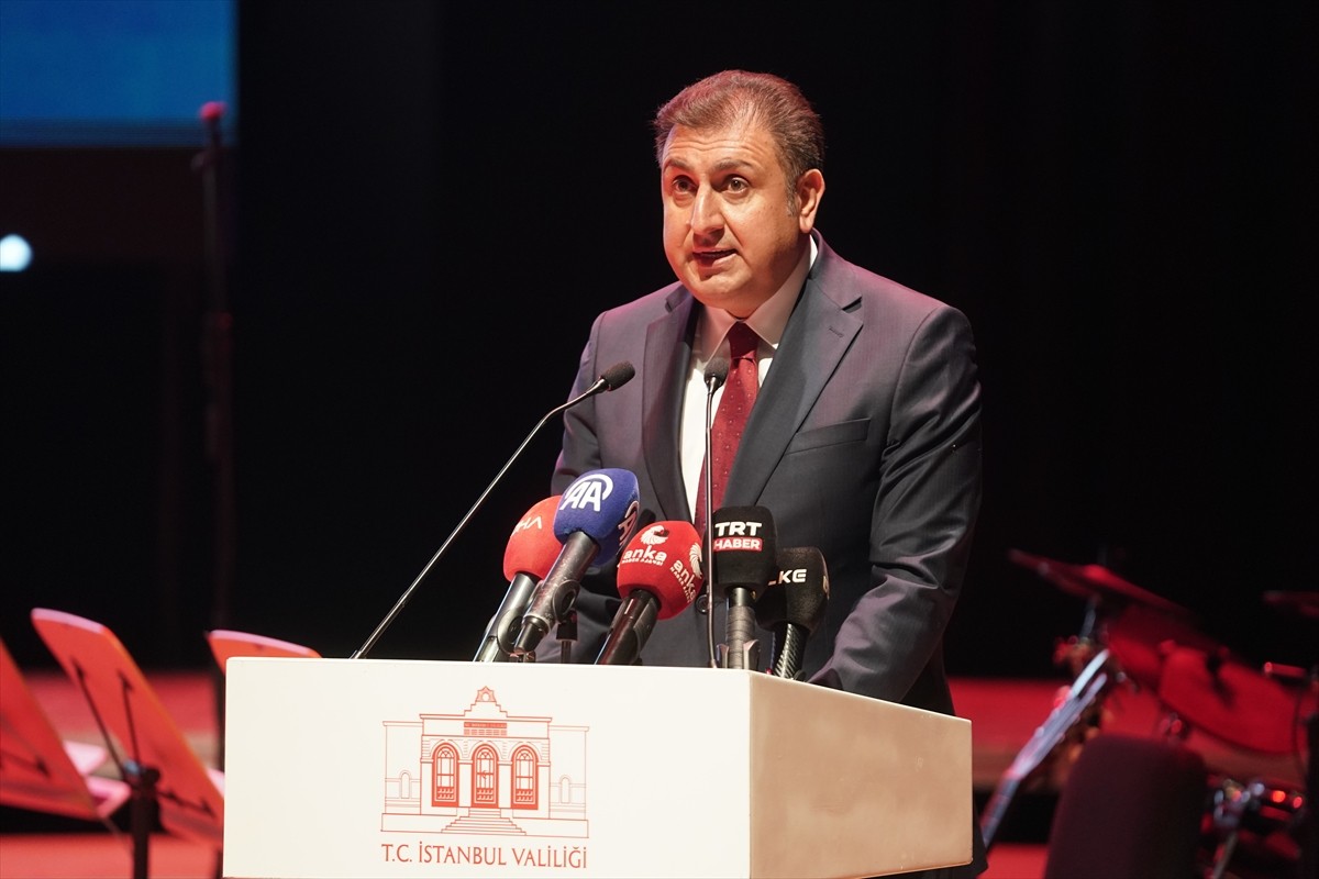 23 Nisan Ulusal Egemenlik ve Çocuk Bayramı Kutlama Programı, İstanbul Valisi Davut Gül'ün (sağ) ...