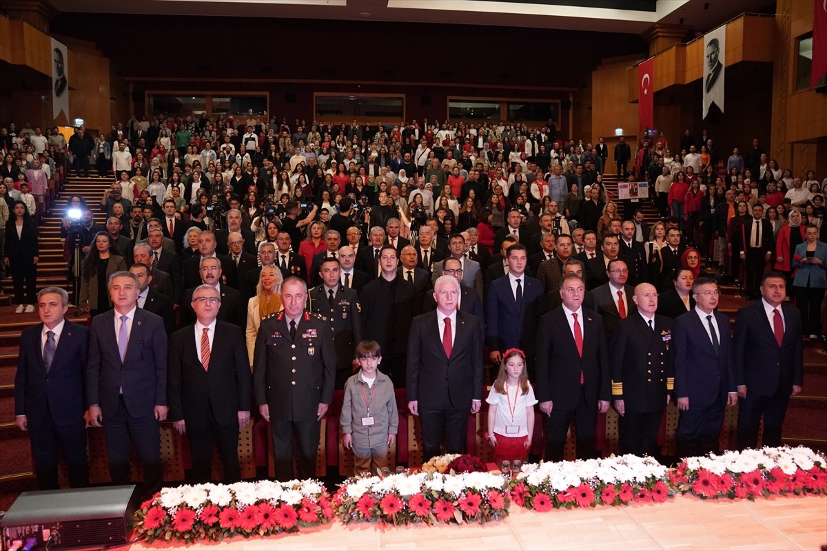 23 Nisan Ulusal Egemenlik ve Çocuk Bayramı Kutlama Programı, İstanbul Valisi Davut Gül'ün (sağ) ...