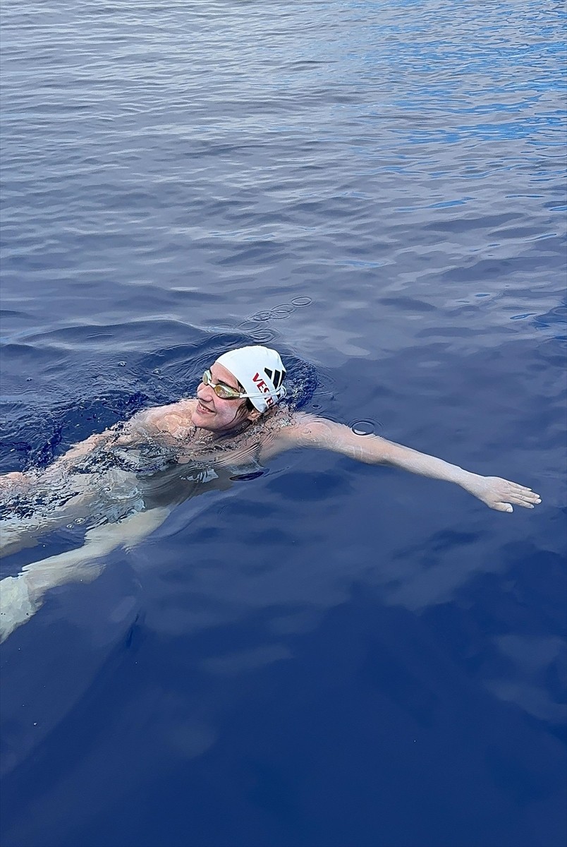 Açık su yüzücüsü Aysu Türkoğlu, Vestel sponsorluğunda, "Oceans 7" parkurlarının 5'incisi Kaiwi...