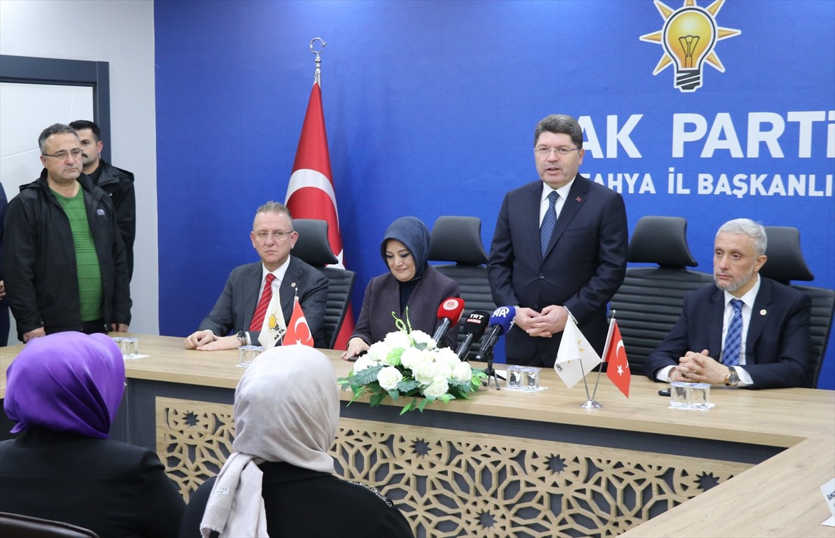 Adalet Bakanı Yılmaz Tunç, AK Parti Kütahya İl Başkanlığı'nı ziyaret etti. Bakan Tunç, burada...