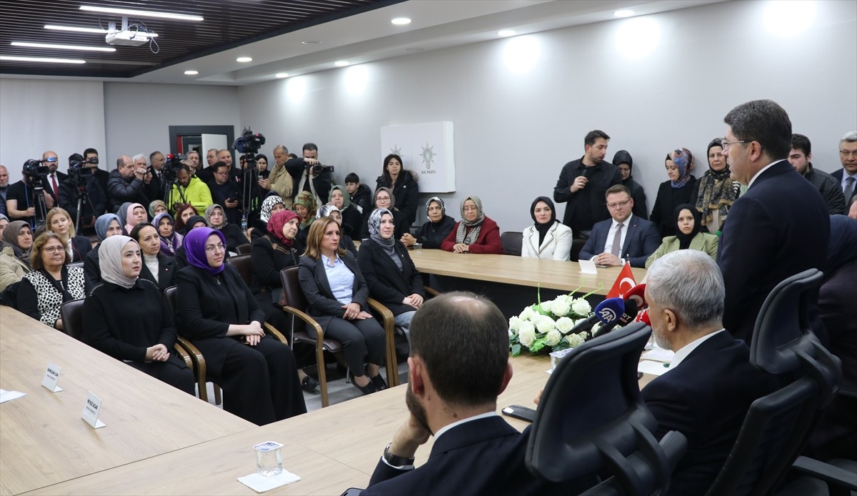  Adalet Bakanı Yılmaz Tunç, AK Parti Kütahya İl Başkanlığı'nı ziyaret etti. Bakan Tunç, burada...