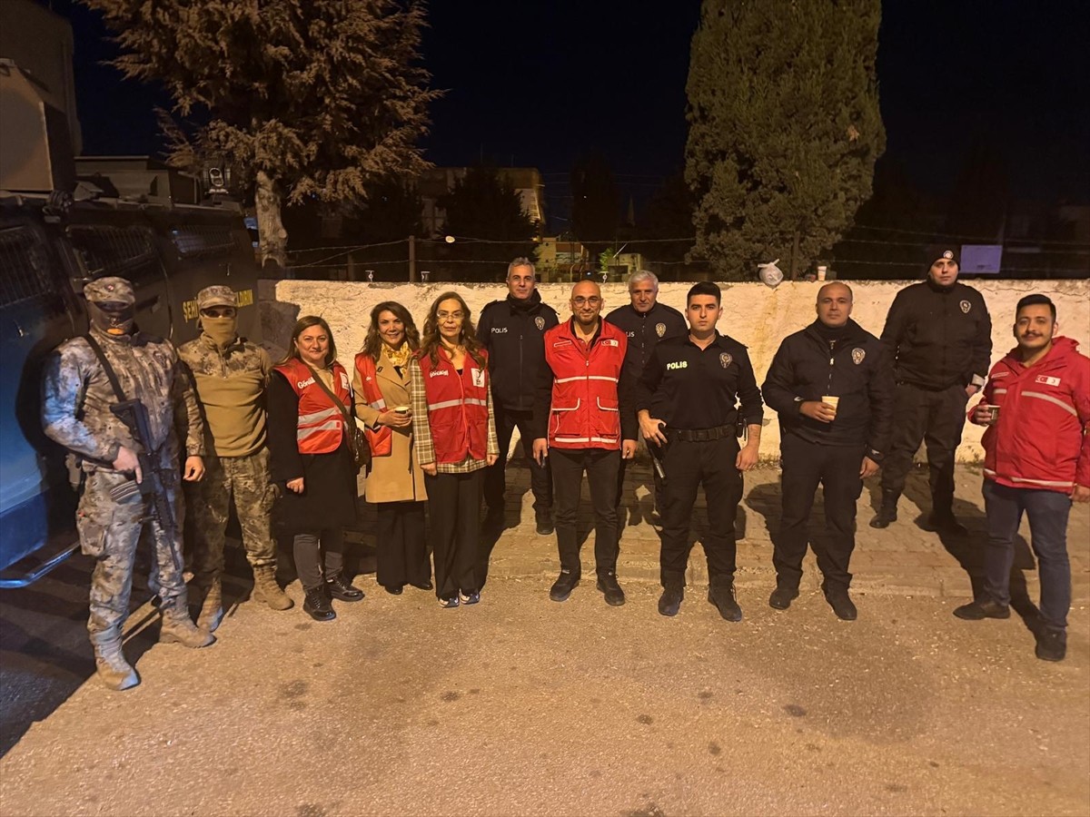 Adana'da görev başındaki polis memurlarına, Türk Kızılay üyelerince çorba ikramında...