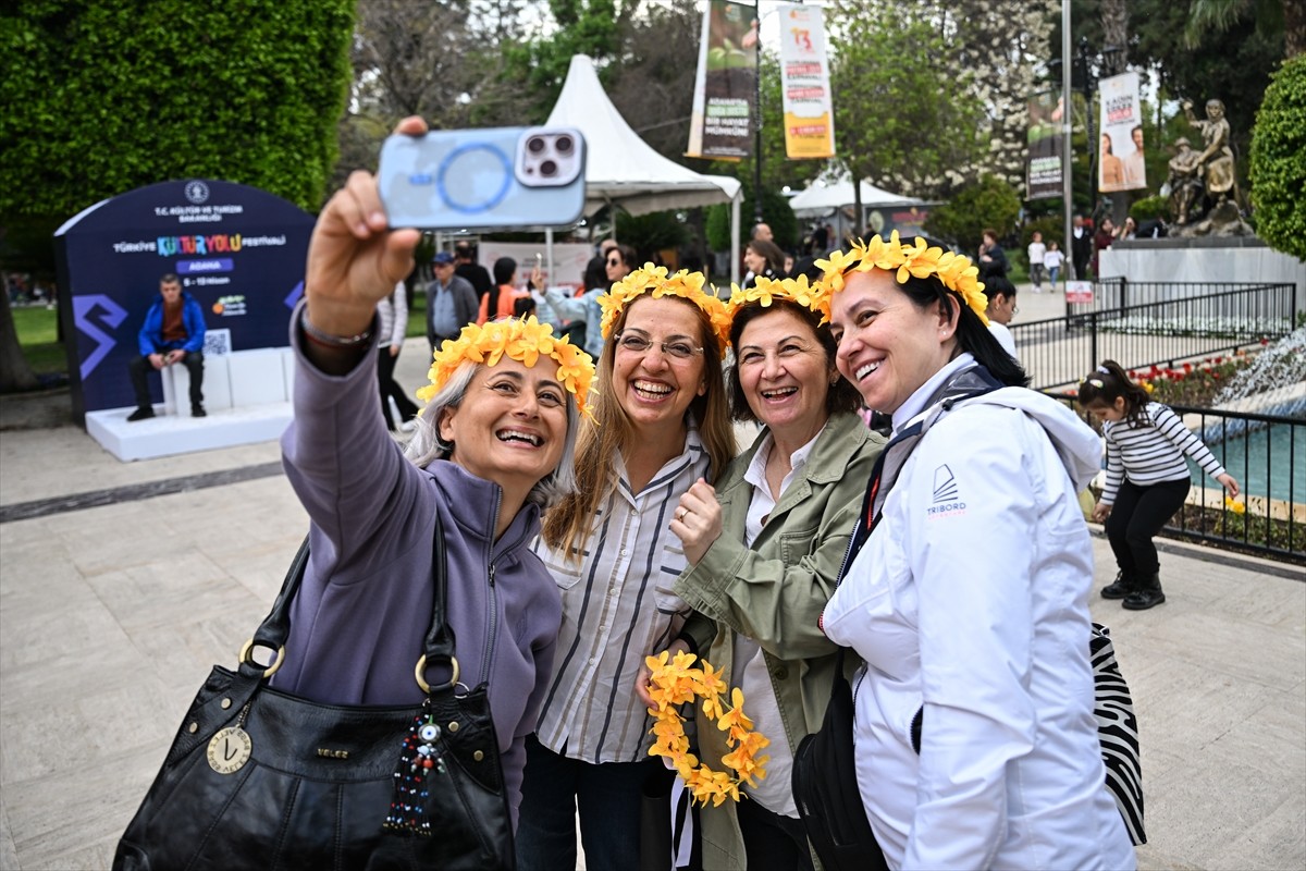 Adana'da "Dünya Çocukları" temasıyla, bu yıl 13'üncüsü düzenlenen Uluslararası Portakal Çiçeği...