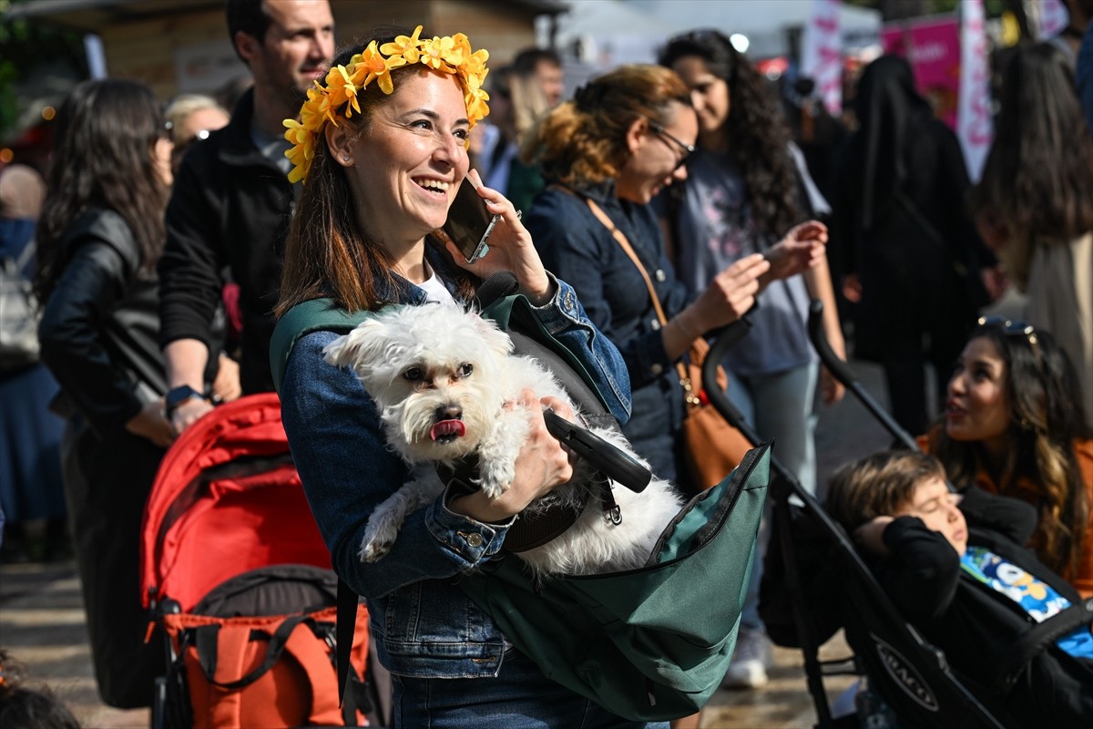 Adana'da "Dünya Çocukları" temasıyla, bu yıl 13'üncüsü düzenlenen Uluslararası Portakal Çiçeği...