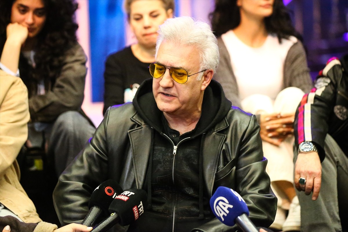 Adana'da, "Türkiye Kültür Yolu Festivali" kapsamında, Ankara Devlet Tiyatrosu ve İstanbul Devlet...