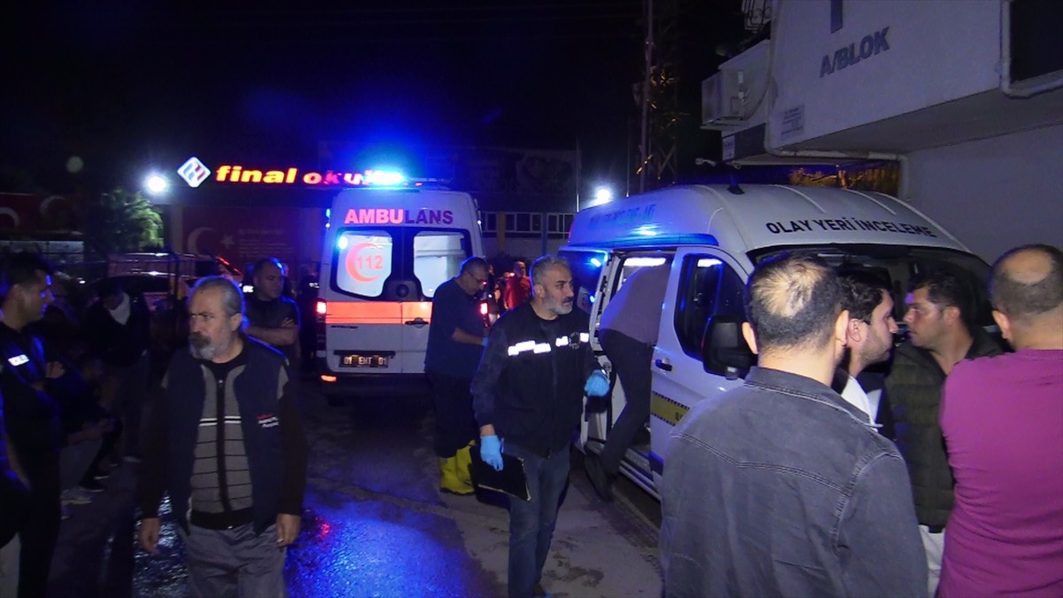 Adana'da yangın çıkan apartman dairesinde bir kişinin cesedi bulundu.