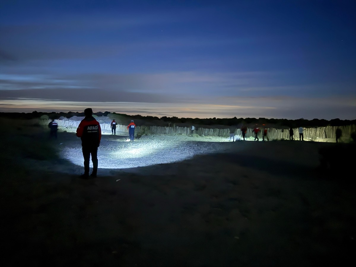 Adana'nın Karataş ilçesinde kaybolan 7 yaşındaki çocuğu arama çalışmaları sürüyor. Arama...