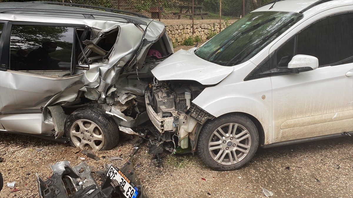 Adana'nın Kozan ilçesinde, cenazeden dönenlerin bulunduğu hafif ticari aracın park halindeki...