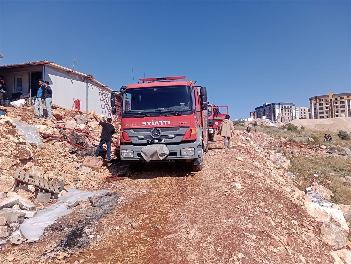 Adana'nın Kozan ilçesinde inşaat şantiyesindeki konteynerlerde çıkan yangın söndürüldü.