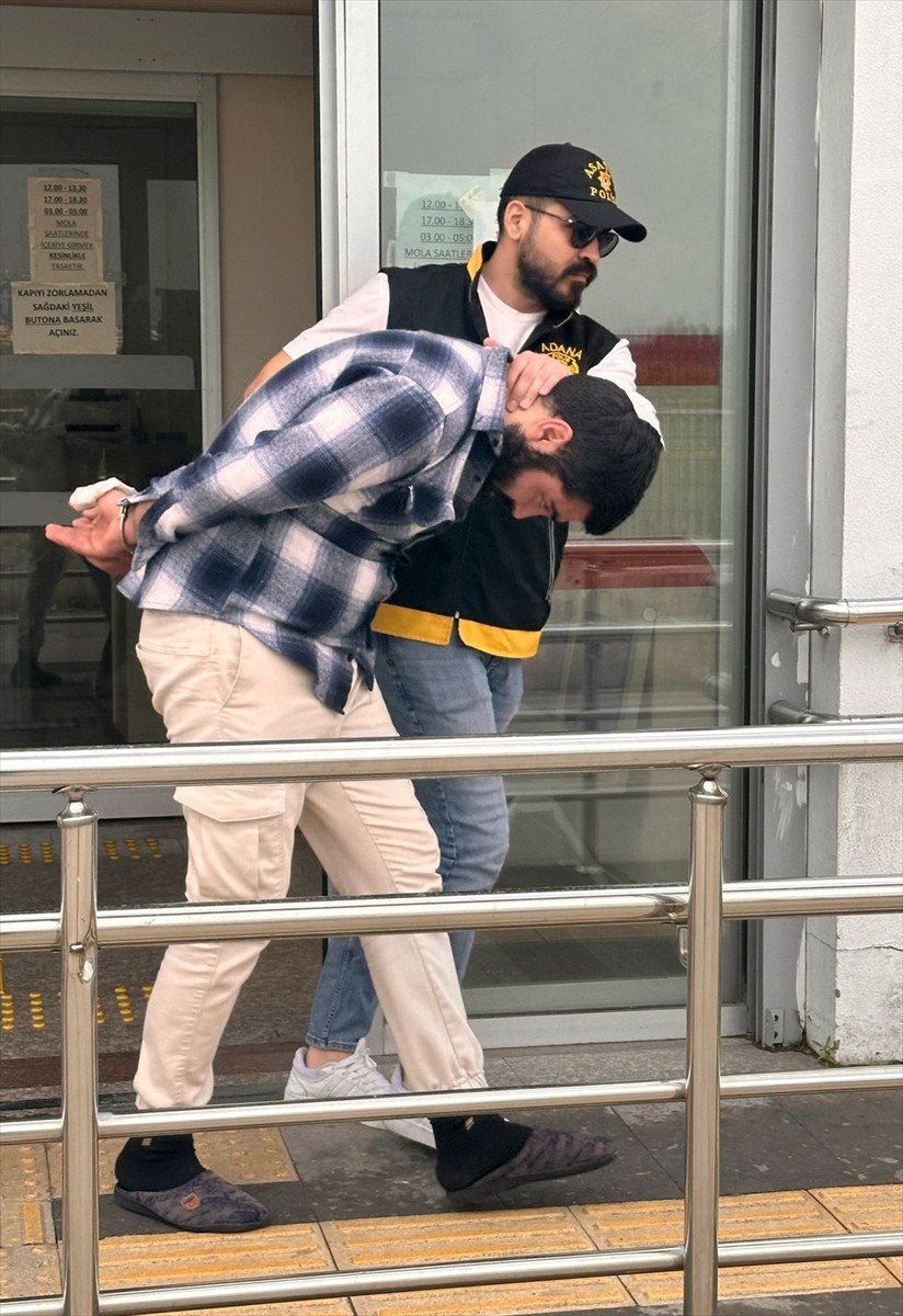 Adana'nın merkez Sarıçam ilçesinde ağabeyini bıçaklayarak öldürdüğü öne sürülen şüpheli...