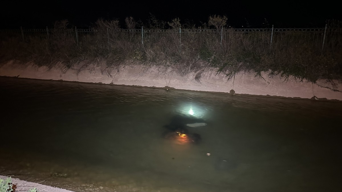 Adana'nın merkez Seyhan ilçesinde sulama kanalına düşen motosikletteki aileden baba öldü, anne ile...