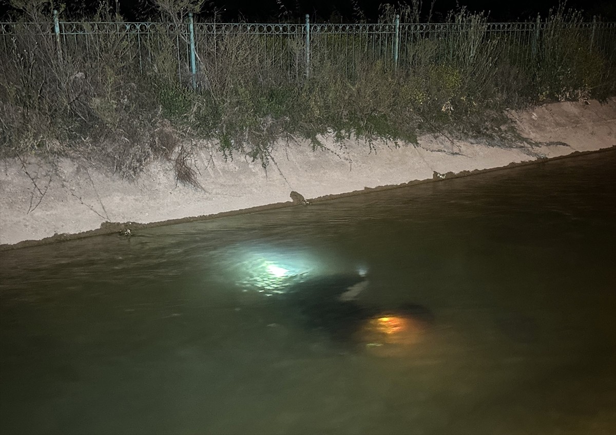 Adana'nın merkez Seyhan ilçesinde sulama kanalına düşen motosikletteki aileden baba öldü, anne ile...