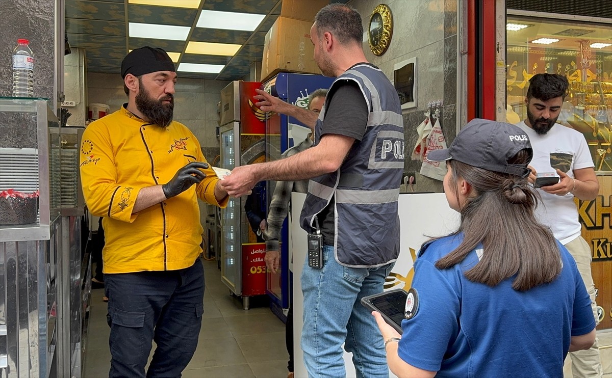 Adana'nın merkez Seyhan ilçesinde yabancı uyruklu kişilere yönelik denetim gerçekleştirildi....