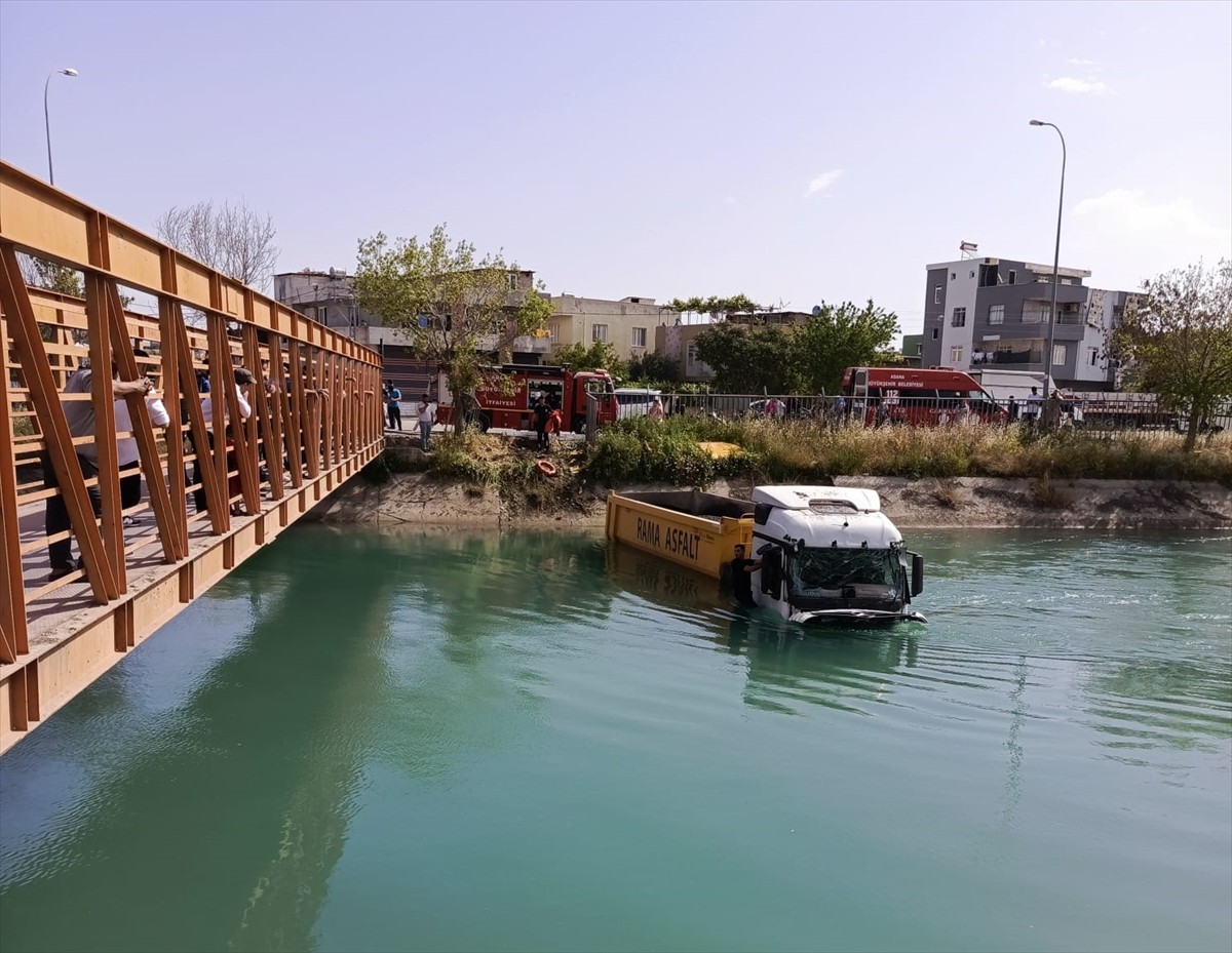 Adana'nın merkez Yüreğir ilçesinde sulama kanalına düşen asfalt yüklü tırın sürücüsü itfaiye...