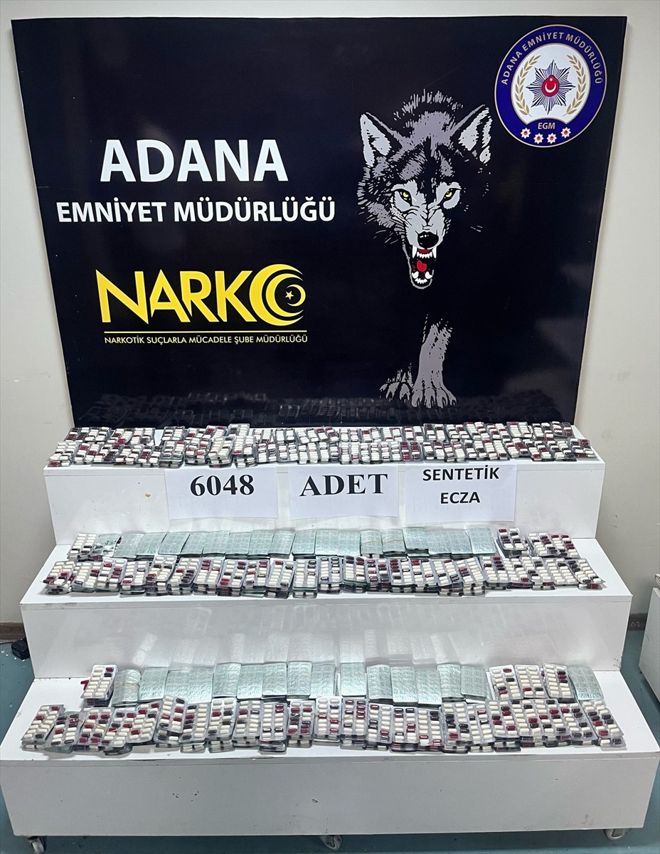 Adana'nın merkez Yüreğir ilçesindeki evinde 6 bin 48 uyuşturucu etkili hap ele geçirilen şüpheli...