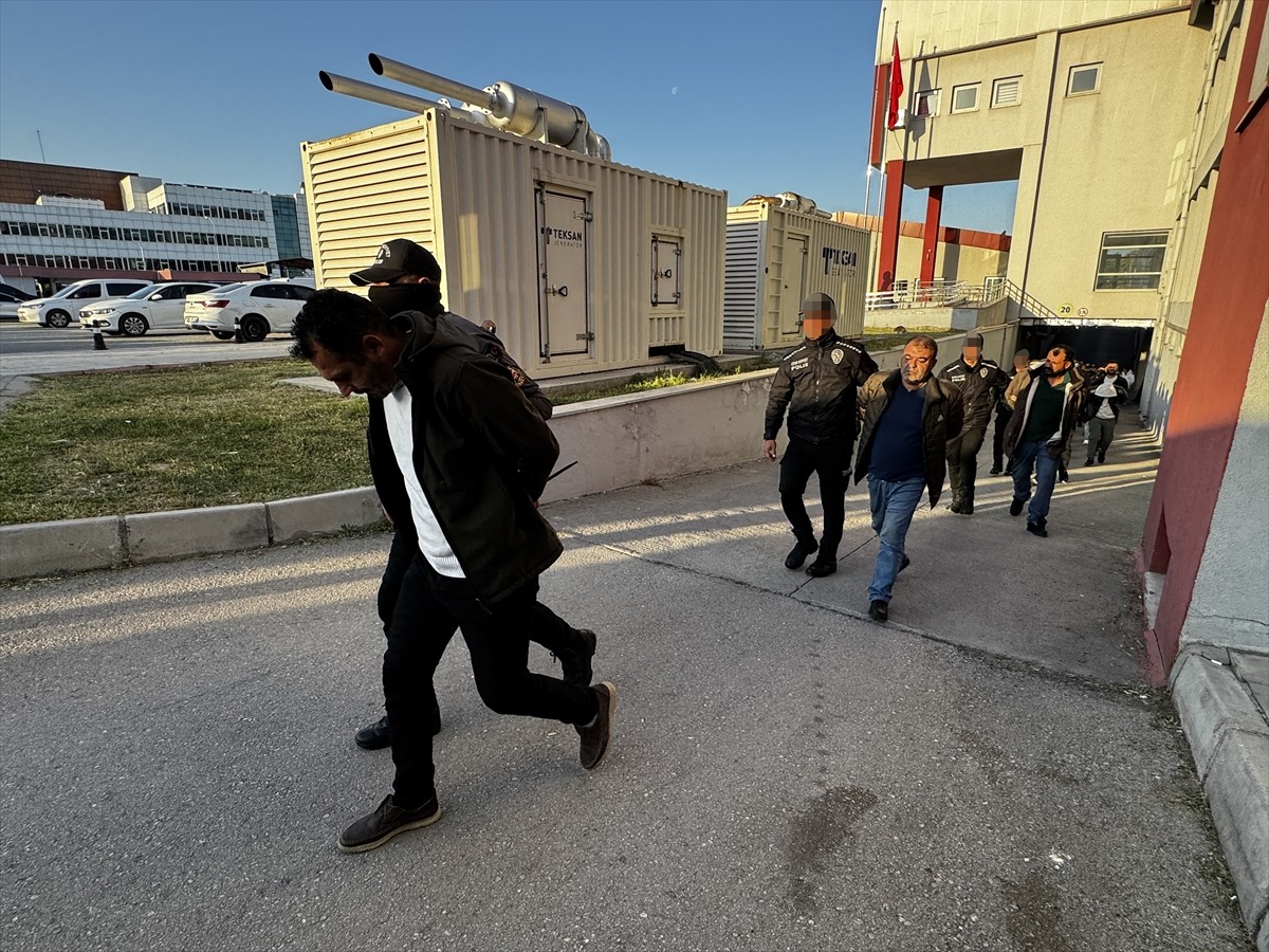 Adana merkezli 4 ilde düzenlenen suç örgütü operasyonunda gözaltına alınan 109 şüpheli adliyeye...