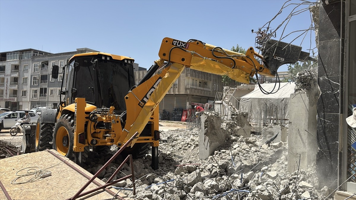 Adıyaman'da Çevre, Şehircilik ve İklim Değişikliği İl Müdürlüğü ekipleri, projeye aykırı şekilde...