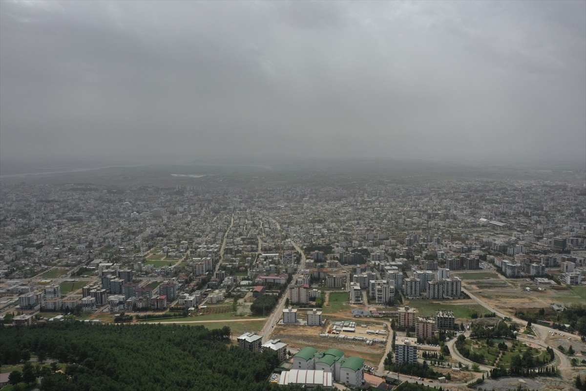 Adıyaman'da toz taşınımı hayatı olumsuz etkiledi, toz bulutu nedeniyle görüş mesafesi...