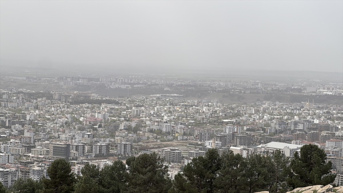 Adıyaman'da toz taşınımı hayatı olumsuz etkiledi, toz bulutu nedeniyle görüş mesafesi...