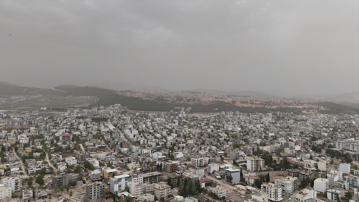 Adıyaman'da toz taşınımı hayatı olumsuz etkiliyor. Toz taşınımı dronla havadan...