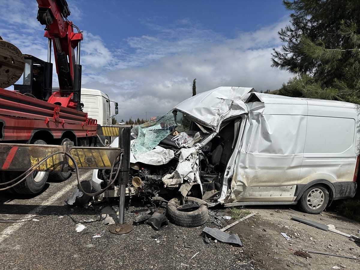 Adıyaman'ın Kahta ilçesinde hafriyat kamyonu ile minibüsün çarpışması sonucu 1 kişi öldü, 1 kişi...