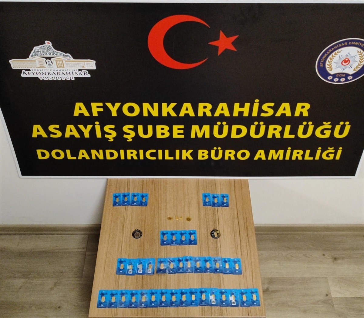 Afyonkarahisar'da, kuyumculara sahte altın satarak dolandırıcılık yaptığı iddiasıyla 2 kişi...