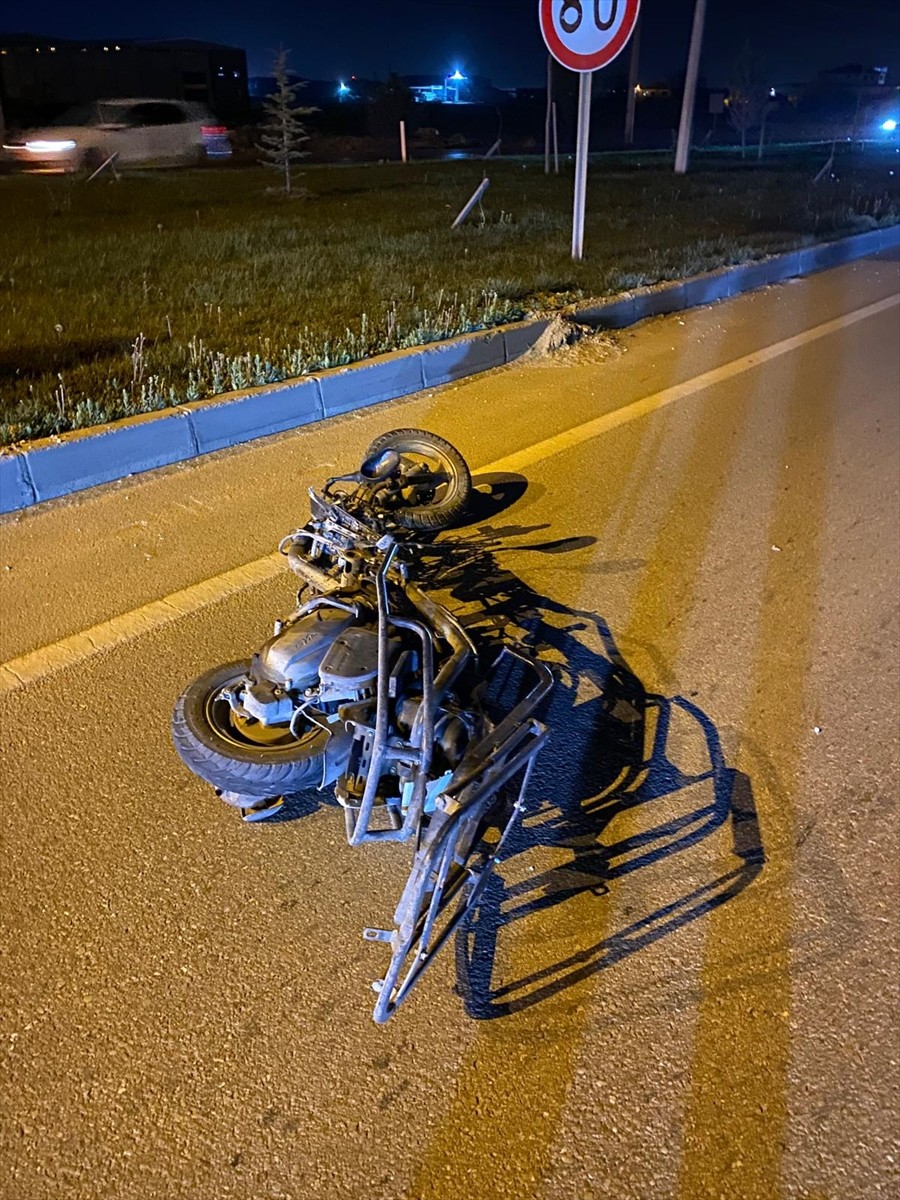 Afyonkarahisar'da otomobilin motosiklete çarpması sonucu motosiklet sürücüsü öldü, 1 kişi...
