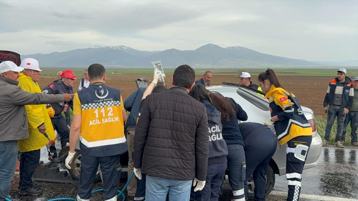 Afyonkarahisar'ın Bolvadin ilçesinde tırın otomobile çarpması sonucu 1 kişi yaşamını yitirdi, 1...