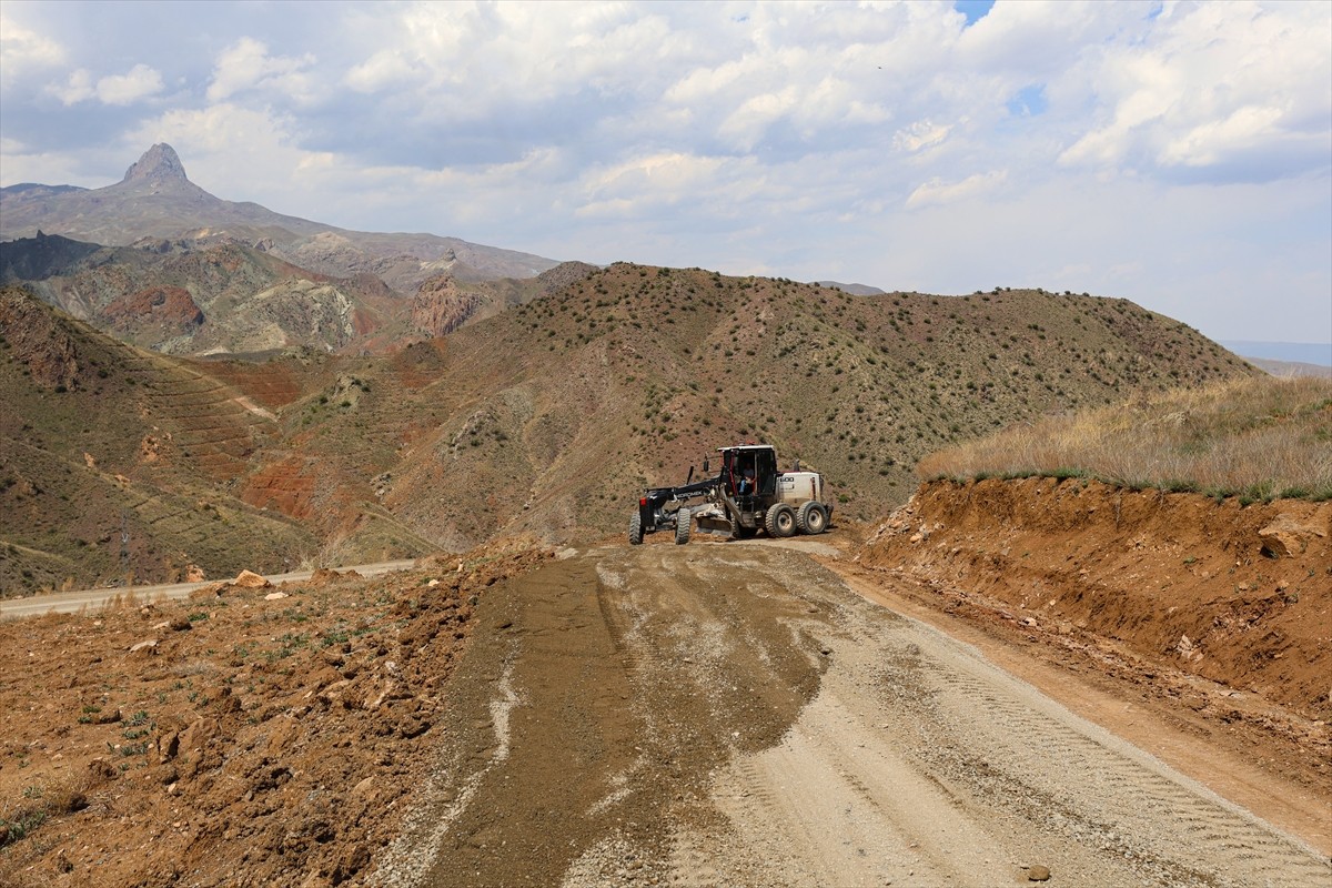 Ağır kış şartları nedeniyle hasar gören Iğdır'ın dağ köylerinin yollarında başlatılan geniş...