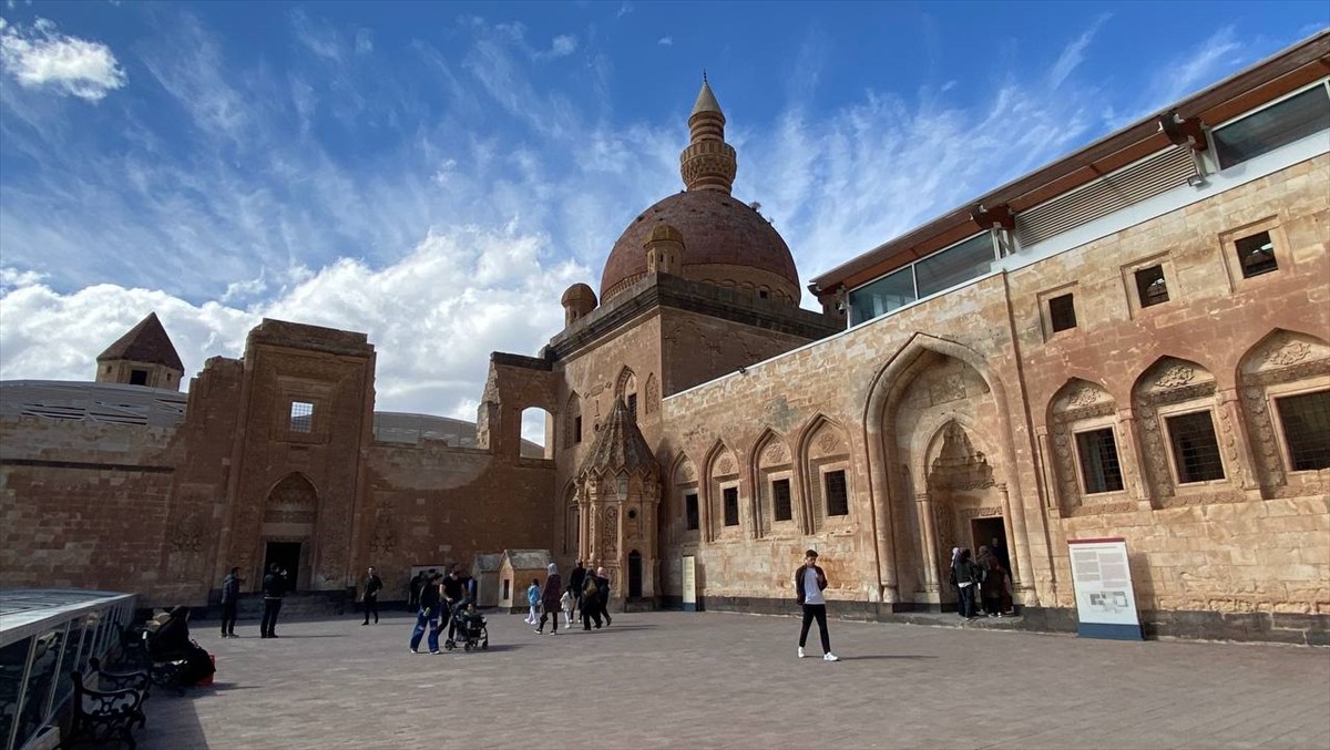 Ağrı'nın Doğubayazıt ilçesindeki Osmanlı'nın Anadolu'da inşa ettiği en önemli eserlerden İshak...