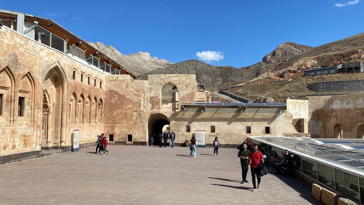 Ağrı'nın Doğubayazıt ilçesindeki Osmanlı'nın Anadolu'da inşa ettiği en önemli eserlerden İshak...