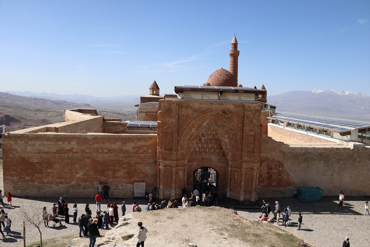 Ağrı'nın Doğubayazıt ilçesindeki tarihi İshak Paşa Sarayı'nda, Ramazan Bayramı tatili dolayısıyla...