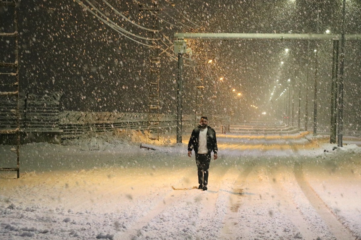 Ağrı kent merkezinde gece saatlerinde etkisini artıran kar yağışı sonrası cadde ve sokaklar...