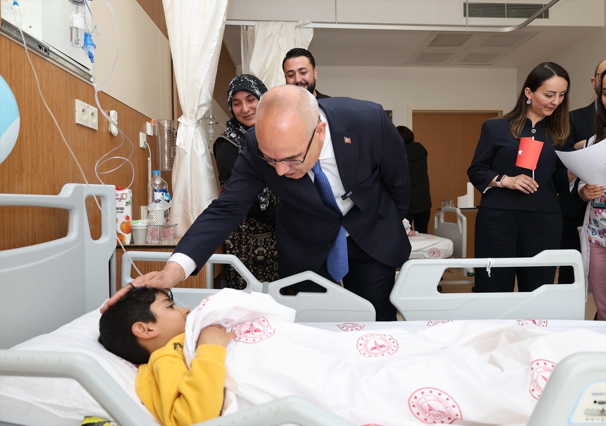 Ağrı Valisi Mustafa Koç, eşi Neslihan Gül Koç ile Ağrı Eğitim ve Araştırma Hastanesi Çocuk...