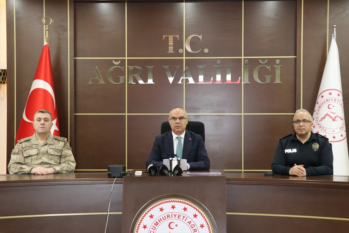 Ağrı Valisi Mustafa Koç, mart ayında hudut birliklerince 1477 düzensiz göçmenin ülkeye girişinin...