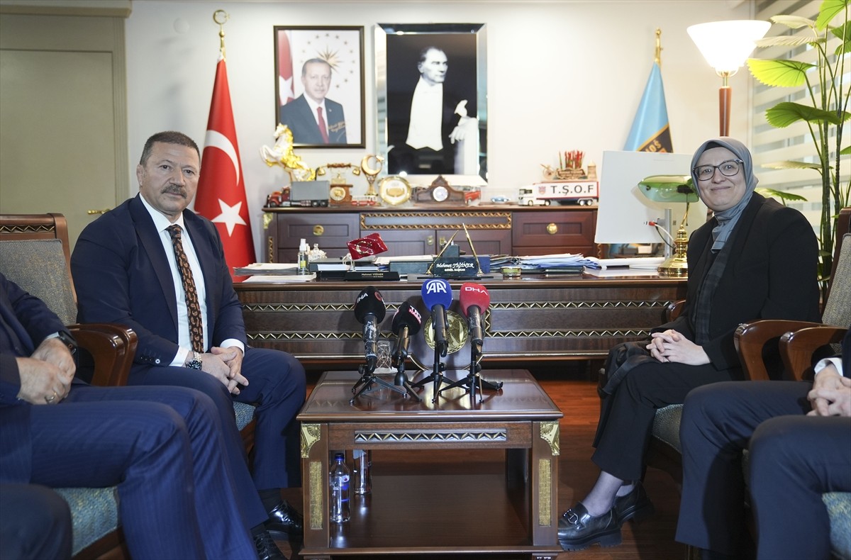 AK Parti Genel Başkan Yardımcısı Belgin Uygur (sağda), Türkiye Şoförler ve Otomobilciler...