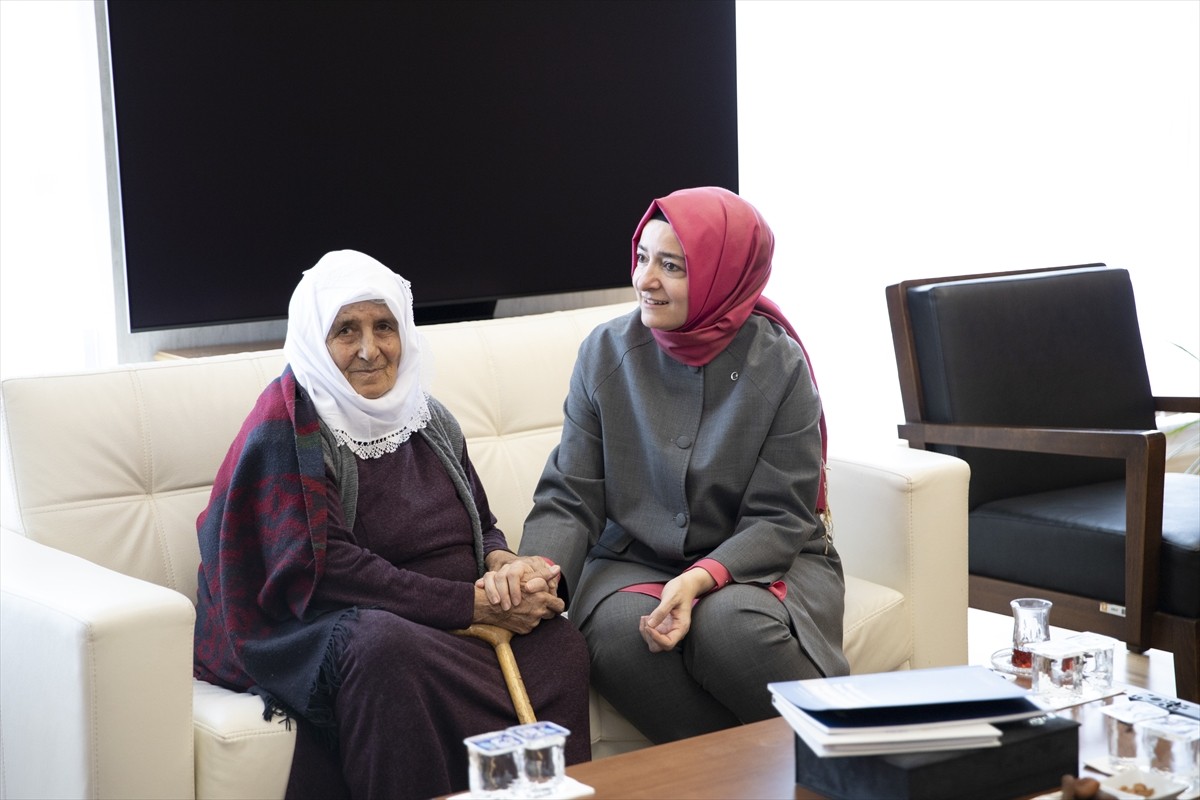 AK Parti Genel Başkan Yardımcısı Fatma Betül Sayan Kaya, terörle mücadele sırasında şehit olan...