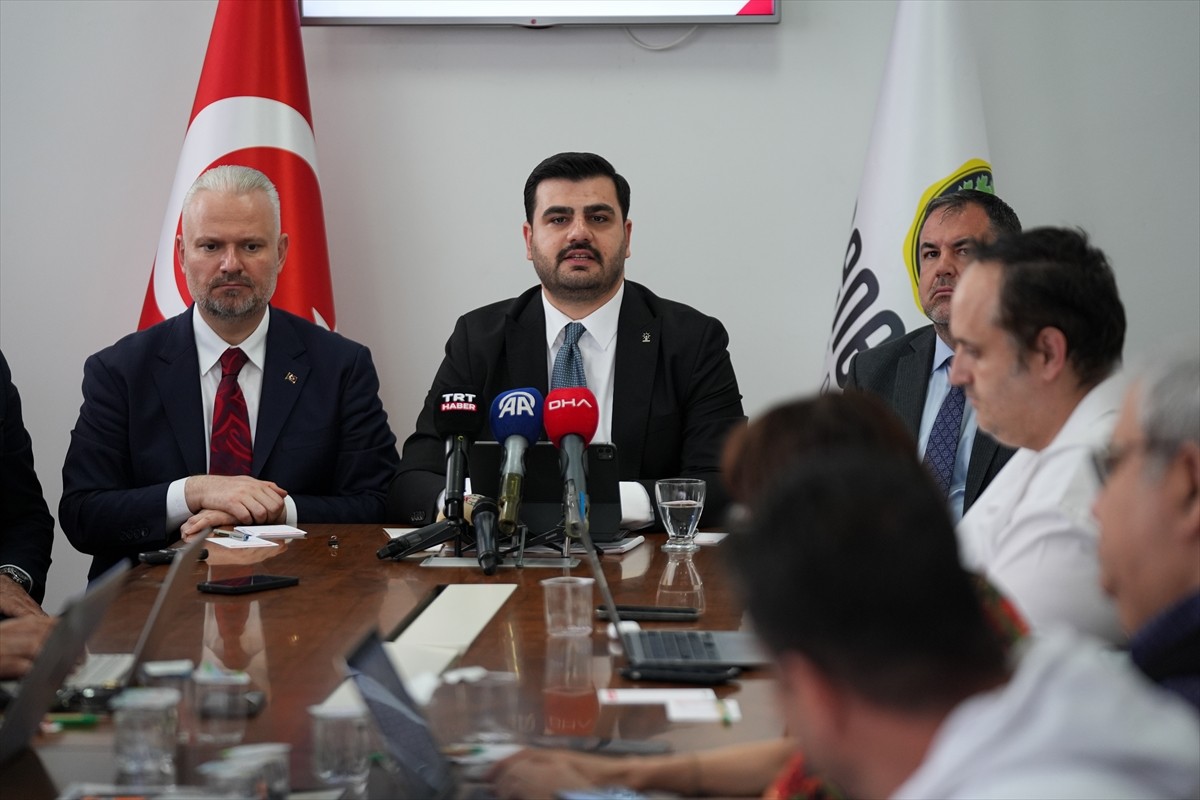 AK Parti Genel Sekreteri Eyyüp Kadir İnan (sol 2), İzmir'deki Menemen Belediyesi'ni ziyaret etti....