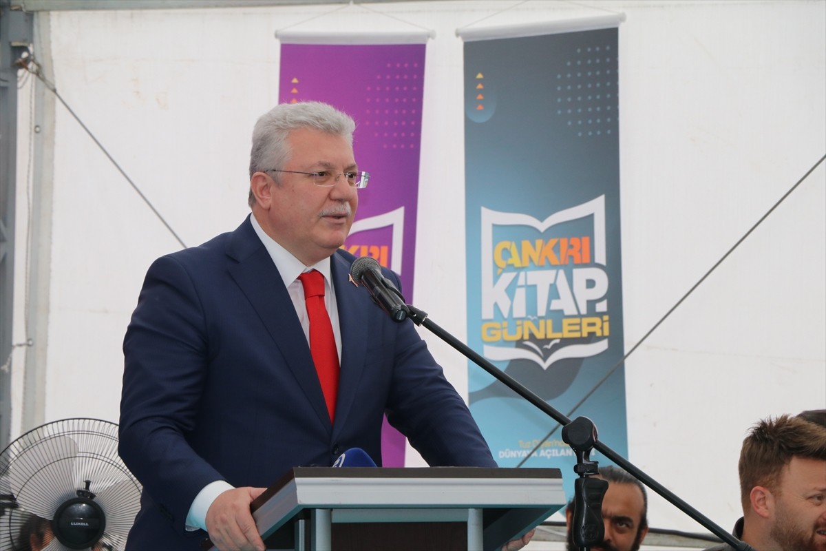 AK Parti Grup Başkanvekili Bahadır Yenişehirlioğlu (sağ 4), Çankırı Kitap Günleri kapsamında...