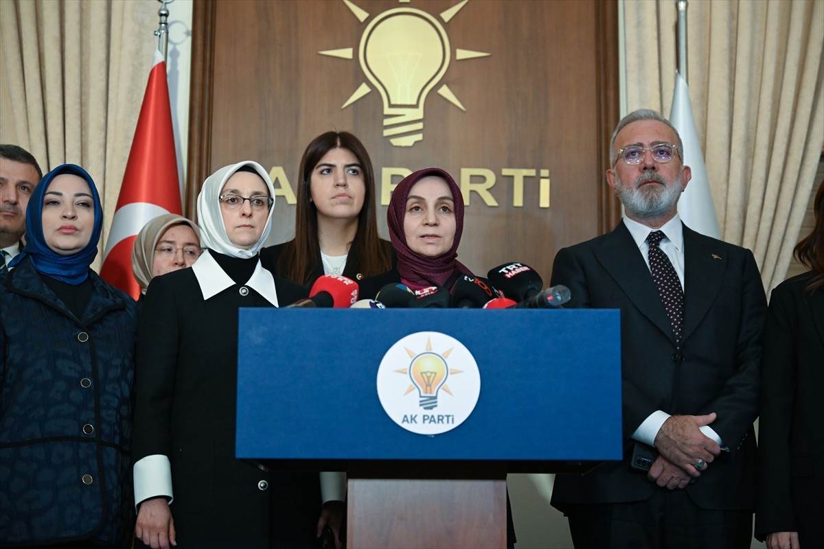 AK Parti Grup Başkanvekili Leyla Şahin Usta (kürsüde) ve beraberindeki AK Parti milletvekilleri...