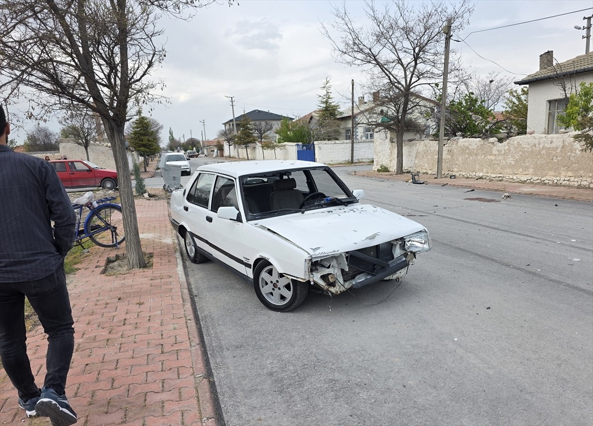 Aksaray'ın Eskil ilçesinde otomobil ile çarpışan motosikletteki sürücü hayatını kaybetti.