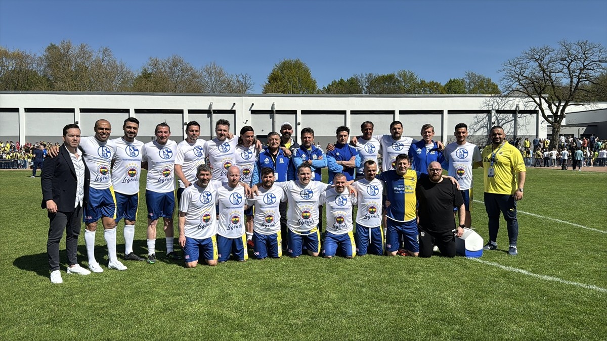 Almanya'nın Gelsenkirchen kentinde daha önce Fenerbahçe forması giymiş futbolcular ile eski...